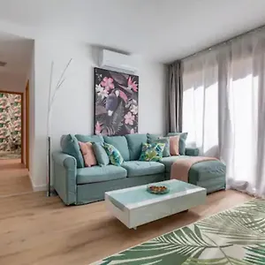 stylish-2-bedroom-apartment-in-the-heart-of-budapest.inbudapesthotels.com/
